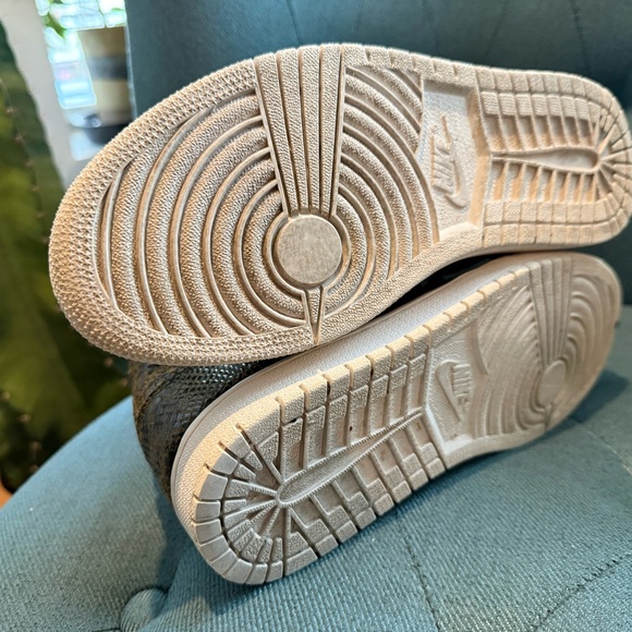 Nike Air Jordan 1 Retro High OG - Picture 7 of 7